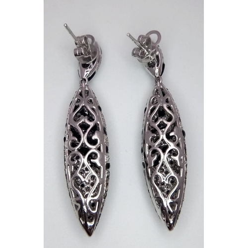 375 - Stunning pair of 18kt White Gold, Diamond encrusted Drop Earrings.
A unique 'pea-pod ' design adorne... 