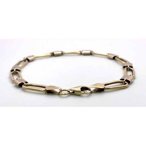 442 - A 9K Yellow Gold Elongated Link Bracelet. 18cm. 4.51g weight.