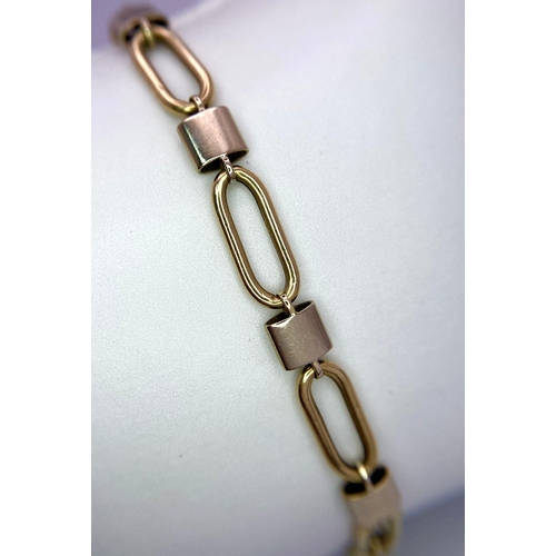 442 - A 9K Yellow Gold Elongated Link Bracelet. 18cm. 4.51g weight.