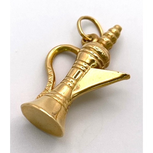 212 - An 18K Yellow Gold Middle-Eastern Coffee Pot Pendant/Charm. 3cm. 2.7g weight.