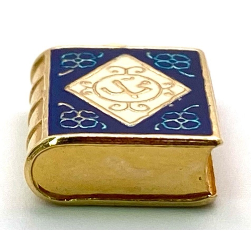 227 - An 18K Gold and Enamel Quran Book Pendant/Charm. 2.5cm.
3.12g weight.