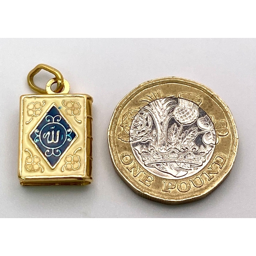 227 - An 18K Gold and Enamel Quran Book Pendant/Charm. 2.5cm.
3.12g weight.