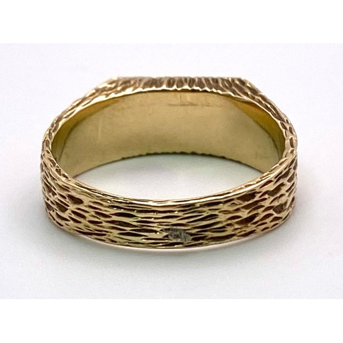 38 - A Vintage 9K Yellow Gold and Diamond Signet Ring with Bark-Effect Decoration Throughout. Size Q/R. 6... 