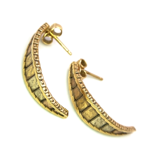 117 - A Lovely Pair of 18K Tri-Colour Gold Crescent Earrings. 4.4g total weight.