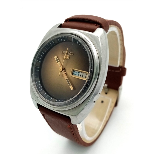 404 - A Vintage Seiko 5 Automatic Gents Watch. Brown leather strap. Stainless steel case - 37mm. Metallic ... 