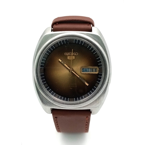 404 - A Vintage Seiko 5 Automatic Gents Watch. Brown leather strap. Stainless steel case - 37mm. Metallic ... 