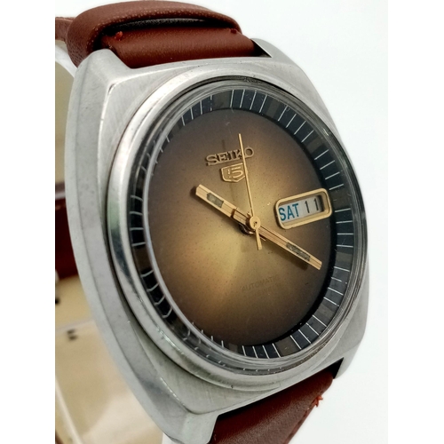 404 - A Vintage Seiko 5 Automatic Gents Watch. Brown leather strap. Stainless steel case - 37mm. Metallic ... 