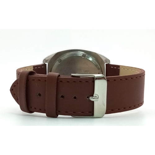 404 - A Vintage Seiko 5 Automatic Gents Watch. Brown leather strap. Stainless steel case - 37mm. Metallic ... 