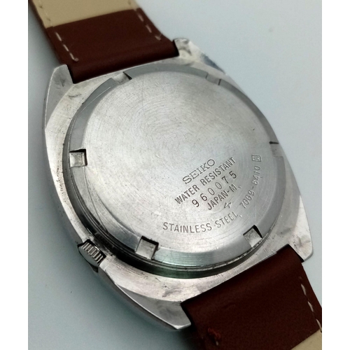 404 - A Vintage Seiko 5 Automatic Gents Watch. Brown leather strap. Stainless steel case - 37mm. Metallic ... 