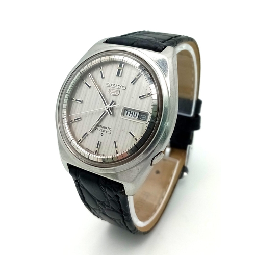 418 - A Vintage Seiko 5 Automatic 21 Jewels Gents Watch. Black leather strap. Stainless steel case - 37mm.... 