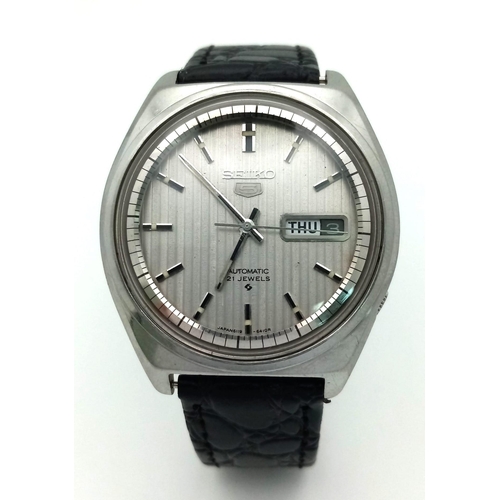 418 - A Vintage Seiko 5 Automatic 21 Jewels Gents Watch. Black leather strap. Stainless steel case - 37mm.... 