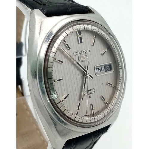 418 - A Vintage Seiko 5 Automatic 21 Jewels Gents Watch. Black leather strap. Stainless steel case - 37mm.... 