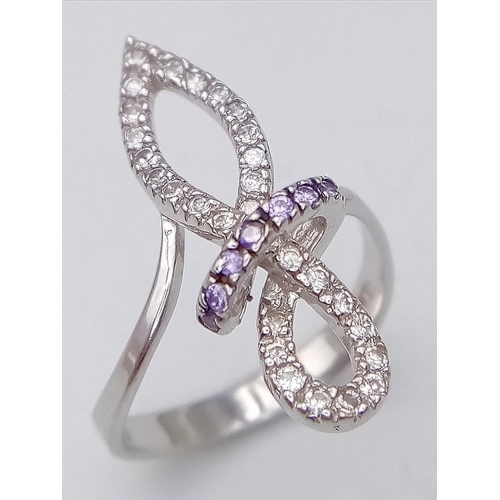 372 - A 18K white gold CZ set elegant knot ring, 3.9g, size O