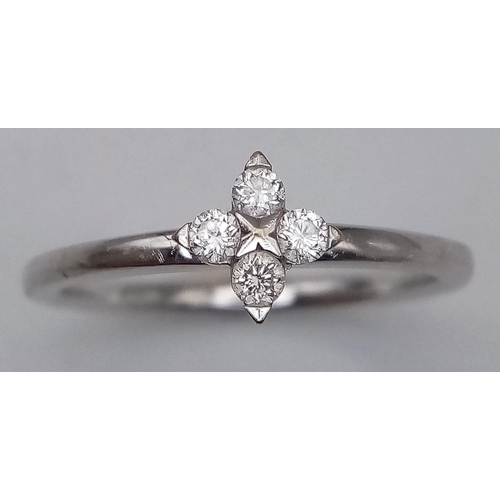 324 - A 18K WHITE GOLD DIAMOND SET CLOVER STYLE RING 2.4G SIZE M