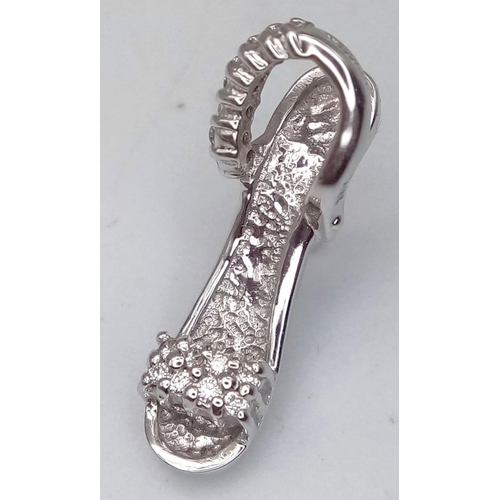 379 - A 18k white gold diamond set stiletto heels charm pendant 2.5g (dia:0.16ct)