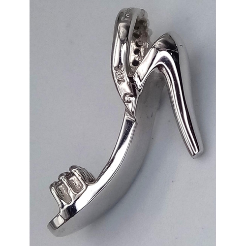 379 - A 18k white gold diamond set stiletto heels charm pendant 2.5g (dia:0.16ct)