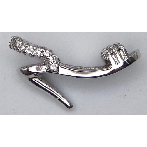 379 - A 18k white gold diamond set stiletto heels charm pendant 2.5g (dia:0.16ct)