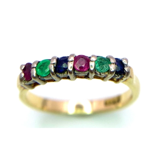 134 - A 18K YELLOW GOLD SAPPHIRE, EMERALD & RUBY 6 STONE RING 2.9G SIZE L