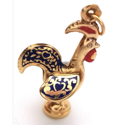 233 - AN 18K YELLOW GOLD ENAMELLED COCKEREL PENDANT. 1.9G. 25MM