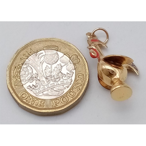 233 - AN 18K YELLOW GOLD ENAMELLED COCKEREL PENDANT. 1.9G. 25MM