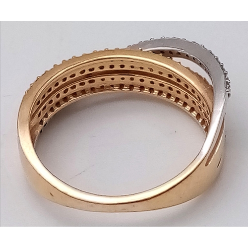 261 - AN 18K TWO-COLOUR DIAMOND SET CROSSOVER BAND RING. GORGEOUS DESIGN. 0.45CTW. 3.5G. SIZE M.