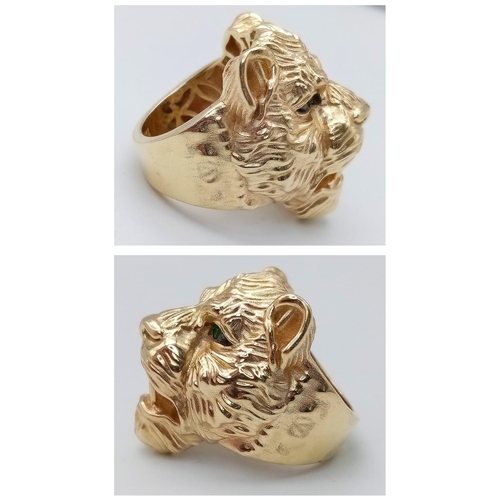 275 - A 9K YELLOW GOLD TIGER / LEOPARD HEAD RING WITH GREEN STONES SET IN THE EYES. 10.8G. SIZE S