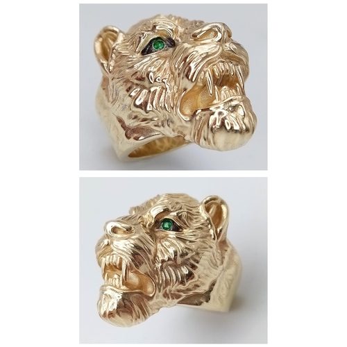 275 - A 9K YELLOW GOLD TIGER / LEOPARD HEAD RING WITH GREEN STONES SET IN THE EYES. 10.8G. SIZE S