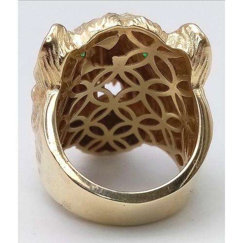 275 - A 9K YELLOW GOLD TIGER / LEOPARD HEAD RING WITH GREEN STONES SET IN THE EYES. 10.8G. SIZE S