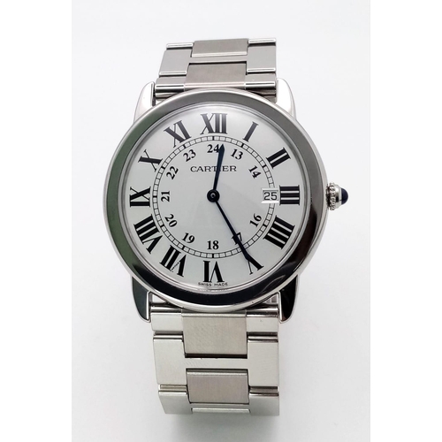 36 - A FABULOUS CARTIER RONDE SOLO WATCH IN STAINLESS STEEL WITH ROMAN NUMERALS ,DATE BOX AND SILVERTONE ... 