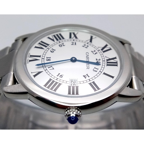 36 - A FABULOUS CARTIER RONDE SOLO WATCH IN STAINLESS STEEL WITH ROMAN NUMERALS ,DATE BOX AND SILVERTONE ... 