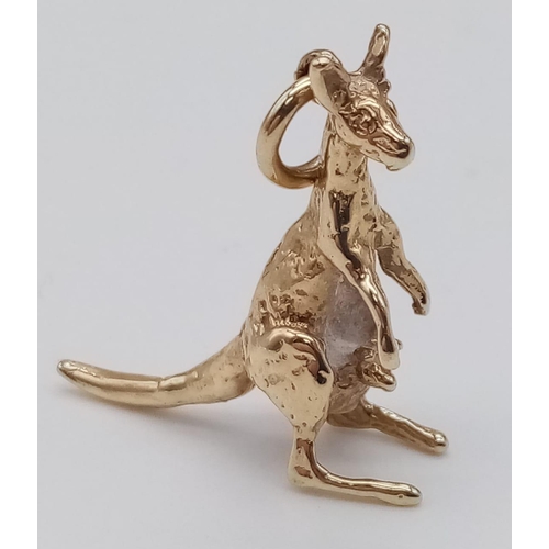 463 - A 9K YELLOW GOLD KANGEROO CHARM / PENDANT 3.98G 24mm x 23mm
ref: SC 4035