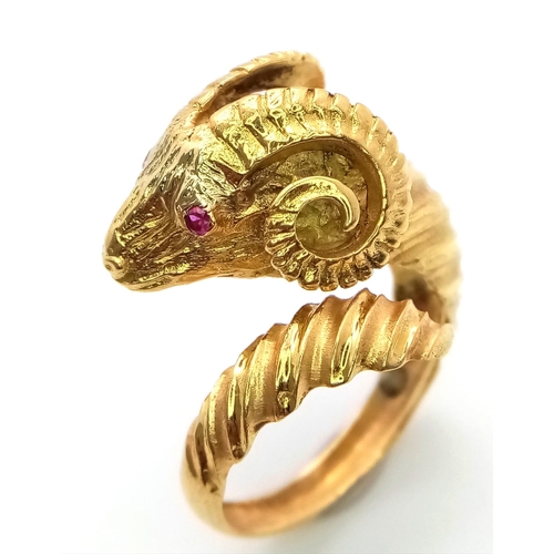 51 - AN 18K YELLOW GOLD RAMS HEAD RING - WITH STONE SET EYES. 11.4G. SIZE O.