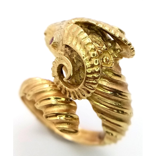 51 - AN 18K YELLOW GOLD RAMS HEAD RING - WITH STONE SET EYES. 11.4G. SIZE O.