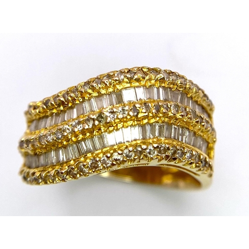 72 - AN 18K YELLOW GOLD DIAMOND SET 5 ROW BAND RING. 1.10CTW OF ROUND BRILLIANT AND TAPERED BAGUETTE DIAM... 