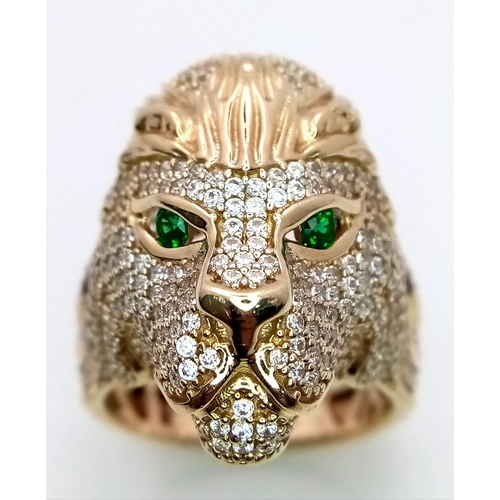79 - A 9K YELLOW GOLD STONE SET LIONS HEAD RING. 11.5G. SIZE T