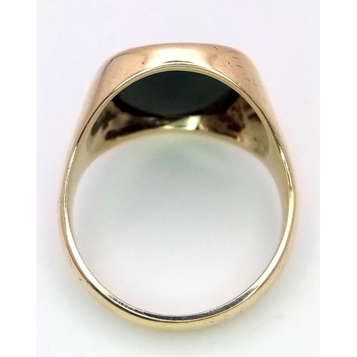 198 - A 9K YELLOW GOLD ONYX SET CUSHION SHAPED SIGNET RING 6.9G SIZE R
ref: A/S 4002