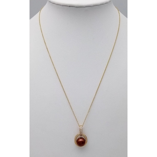 393 - A 14K YELLOW GOLD BROWN PEARL AND DIAMOND SET PENDANT ON CHAIN 3.6g , 40.5cm length. 22mm drop