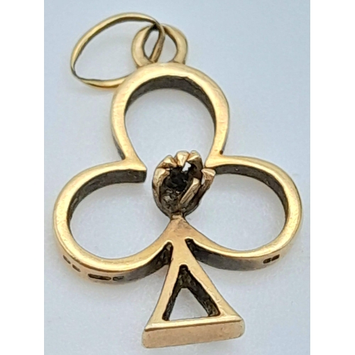 748 - A 9K YELLOW GOLD STONE SET SUIT OF CLUBS SYMBOL CHARM/PENDANT. 2CM. 1.4G