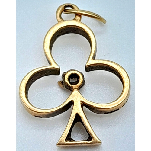 748 - A 9K YELLOW GOLD STONE SET SUIT OF CLUBS SYMBOL CHARM/PENDANT. 2CM. 1.4G