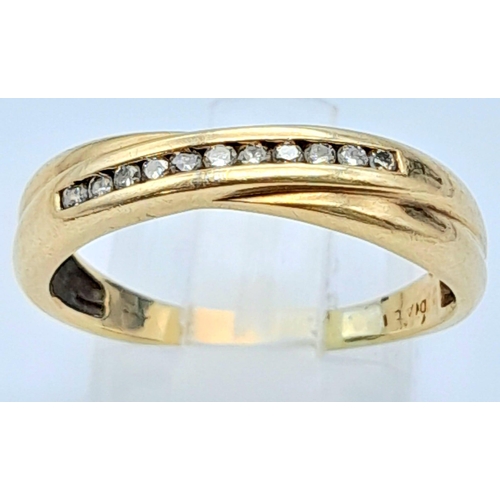 762 - A 9K YELLOW GOLD DIAMOND SET TWIST BAND RING. 0.15CT. 2.2G. SIZE Q