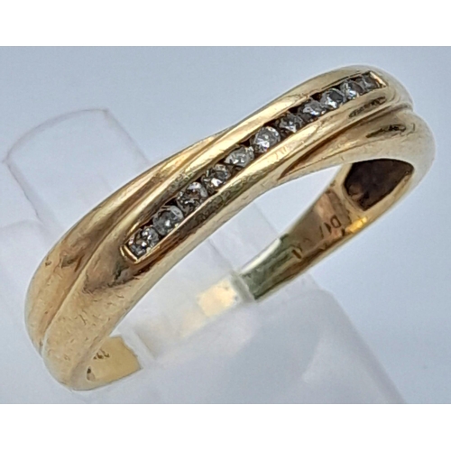 762 - A 9K YELLOW GOLD DIAMOND SET TWIST BAND RING. 0.15CT. 2.2G. SIZE Q