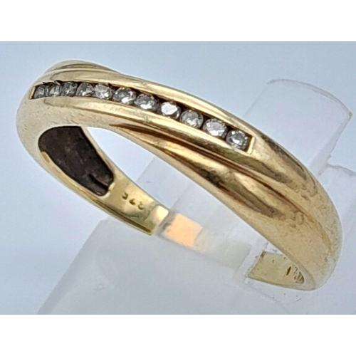 762 - A 9K YELLOW GOLD DIAMOND SET TWIST BAND RING. 0.15CT. 2.2G. SIZE Q