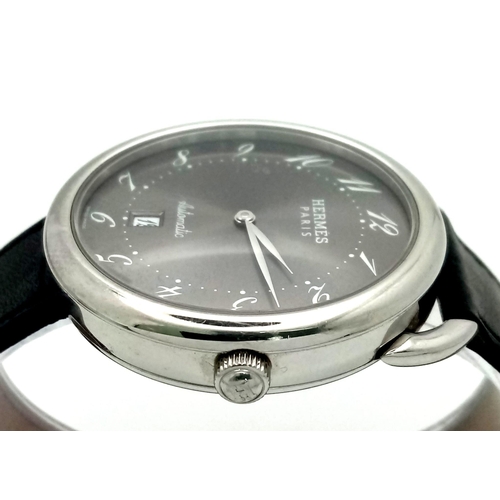 248 - A HERMES OF PARIS STAINLESS STEEL AUTOMATIC GENTS WRIST WATCH ON A BLACK LEATHER STRAP WITH SILVERTO... 