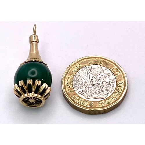 256 - A Vintage 9K Yellow Gold and Green Jade Ball Pendant. 3cm.
5.34g total weight.