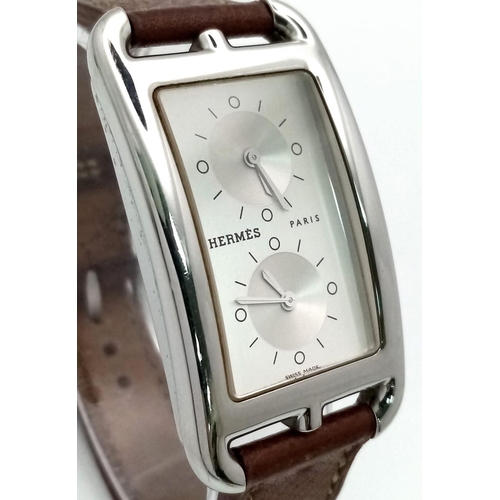 431 - A LADIES DUAL TIME ZONE WATCH BY HERMES OF PARIS IN STAINLESS STEEL AND ON THE ORIGINAL HERMES LEATH... 