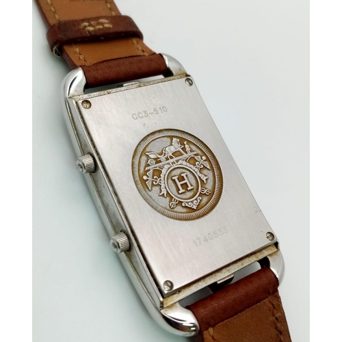 431 - A LADIES DUAL TIME ZONE WATCH BY HERMES OF PARIS IN STAINLESS STEEL AND ON THE ORIGINAL HERMES LEATH... 