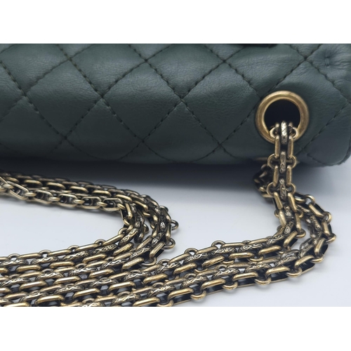 61 - Iconic Green Chanel Clutch.
Adjustable gold tone chain handles, with gold tone hardware and diamond ... 
