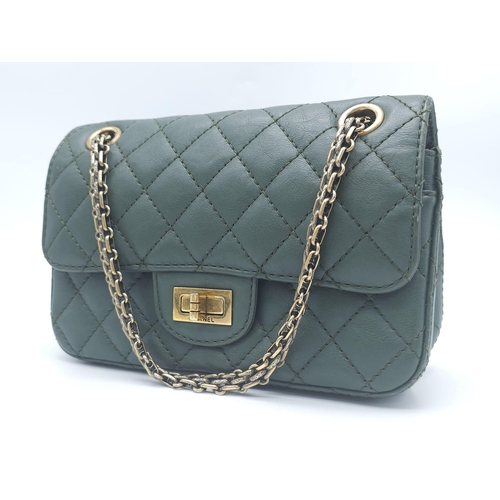 61 - Iconic Green Chanel Clutch.
Adjustable gold tone chain handles, with gold tone hardware and diamond ... 