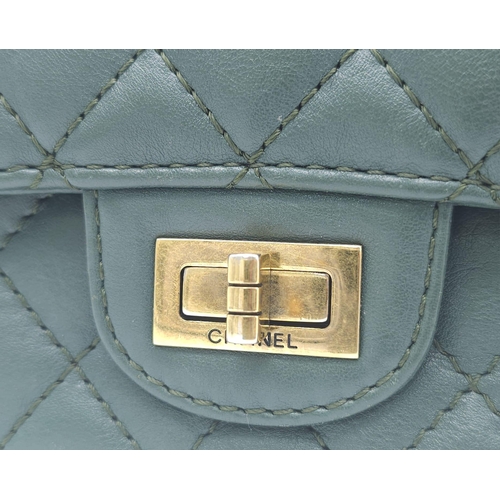 61 - Iconic Green Chanel Clutch.
Adjustable gold tone chain handles, with gold tone hardware and diamond ... 