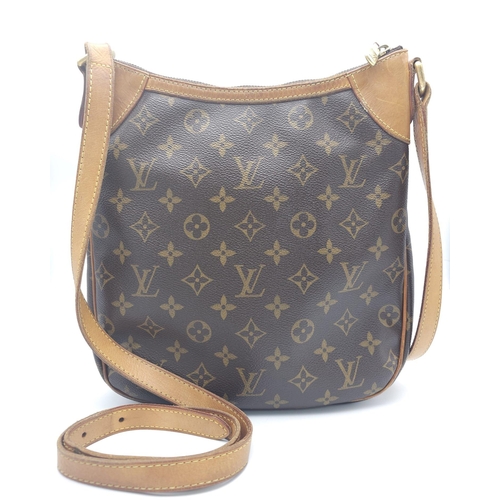 347 - Louis Vuitton Crossover Satchel Bag.
Quality leather exterior with famed LV monogrammed pattern. Ver... 